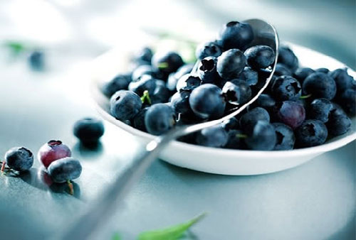 Các loại trái cây có chất chống oxy hóa  như quả việt quất hay anh đào cũng là lựa chọn tuyệt vời cho người bị ung thư phổi.