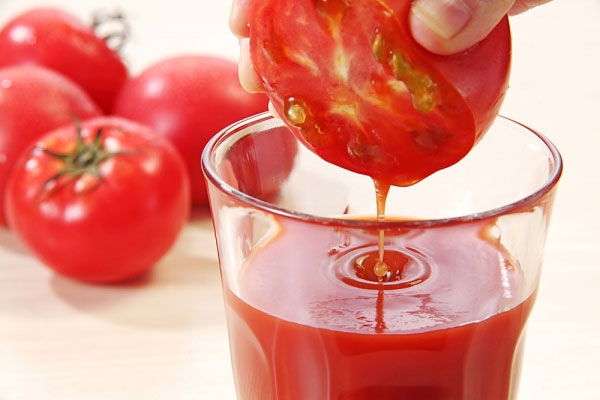 Nước ép cà chua - có thể ngăn chặn khí thũng trong phổi do hút thuốc lá. Cà chua còn tăng cường sức đề kháng cho tế bào, chất lycopen và tiền chất vitamin A có tác dụng phòng chống hiệu quả các bệnh về phổi.