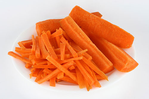 Cà rốt chứa nhiều vitamin A và vitamin C. Vitamin A đóng vai trò quan trọng trong việc bảo vệ phổi. Vitamin C là một chất chống oxy hóa mạnh, có khả năng giúp phổi tự chữa lành các tổn thương nhỏ.