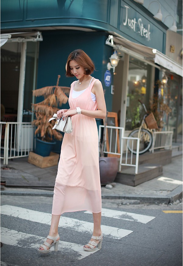 Váy voan liền thân màu hồng phấn giúp bạn gái tự tin duyên dáng xuống phố.