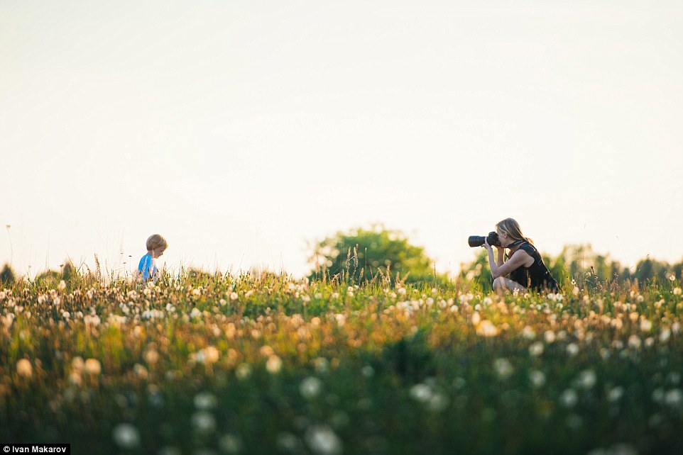 Nhiếp ảnh gia người Nga chụp ảnh cậu con trai nhỏ Vanya chơi đùa trên đồng cỏ.