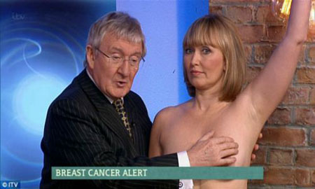 Nam bác sĩ vô tư sờ ngực phụ nữ trên sóng truyền hình