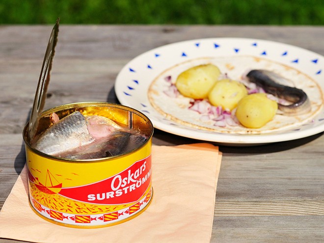 Surströmming (Thụy Điển): Món cá trích thối thách thức ngay cả những người can đảm nhất. Mùi của món Surströmming khó ngửi tới mức mọi người phải đem hộp cá ra ngoài trời mới dám mở.