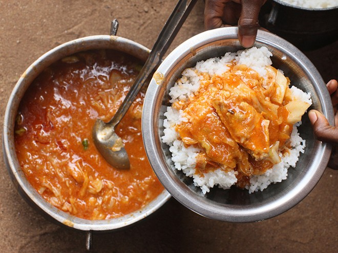 Iru (Nigeria): Người Yoruba ủ đậu Locust lên men và dùng làm gia vị cho các món hầm và súp. Chất tannin xuất hiện trong quá trình lên men khiến loại gia vị này có mùi rất chát và khó chịu.