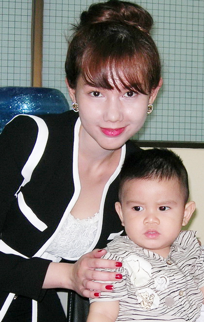 Quỳnh Chi xinh đẹp bên con trai.