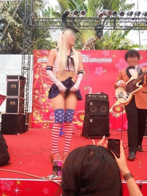 Gần đây nhất là hành động tốc váy giữa chốn đông người của một cô gái trẻ bị tác động quá lớn từ văn hóa Nhật Bản.