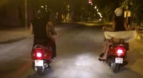 Hay gần đây là vụ cô gái đi xe máy, vén váy khoe vòng 3 phản cảm giữa phố.