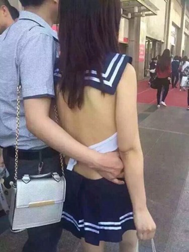 Trang phục khoe trọn lưng khá khó hiểu của một cô gái trên phố.