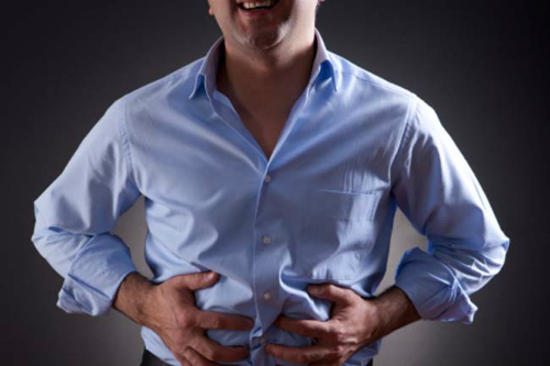 Đau bụng là một trong các triệu chứng của bệnh ung thư máu. Đó là kết quả của việc những tế bào ung thư máu tích tụ trong thận, gan và lá lách, khiến cho bụng to ra. Dạ dày đau thường kết hợp đánh mất vị giác và sút cân.