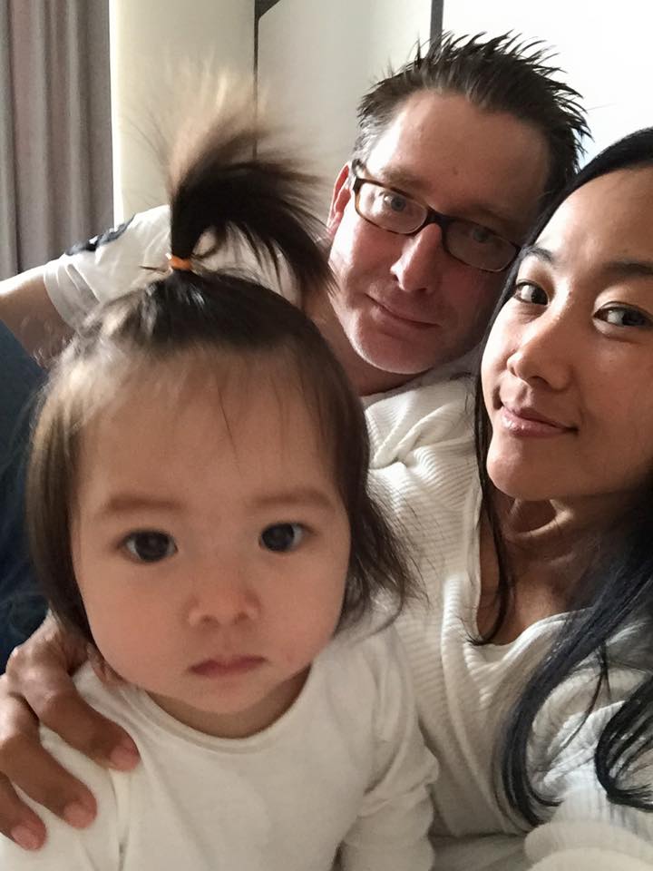 Ông xã Đoan Trang đã chia sẻ hình ảnh gia đình hạnh phúc nhân ngày của mẹ dành cho nữ ca sỹ đang lưu diễn xa nhà.