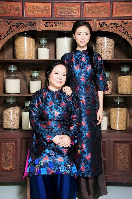 Ngô Thanh Vân cùng mẹ diện áo dài đôi trong Ngày của mẹ.