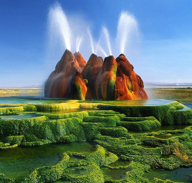 Suối nước nóng phun - Fly Geyser (Nevada, Mỹ): Quang cảnh nơi đây nhìn giống như trên một hành tinh khác hoặc là cảnh trong một bộ phim khoa học viễn tưởng.
