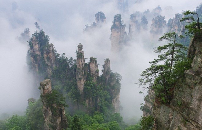 Núi Tianzi, Trung Quốc: Núi Tianzi được hình thành dưới nước từ 380 triệu năm trước, dòng chảy đã bào mòn các phần xung quanh khiến chúng có hình dạng như ngày nay.