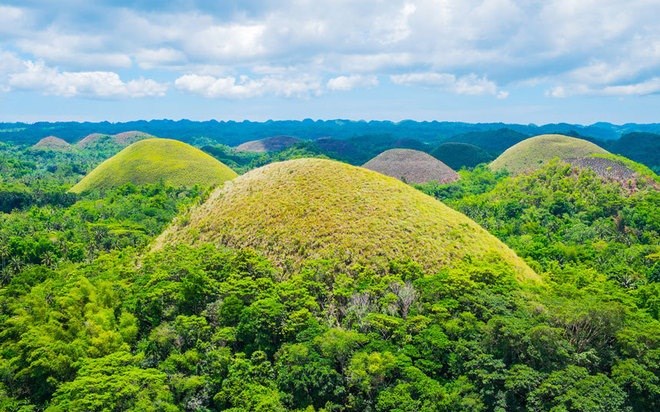 Đồi sô cô la, đảo Bohol, Philippines: Là điểm tham quan nổi tiếng nhất ở đảo Bohol, ngọn đồi trông giống như được tạo thành từ hàng triệu thỏi sô cô la tan chảy.
