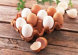 Trứng. Với nguồn dồi dào khoáng chất và vitamin, trứng là thực phẩm tốt cho não.Trong khi chất sắt tạo ra hồng cầu, mang khí ô xy lên não, giúp bạn tỉnh táo thì i ốt giúp cải thiện khả năng giải quyết vấn đề của não.