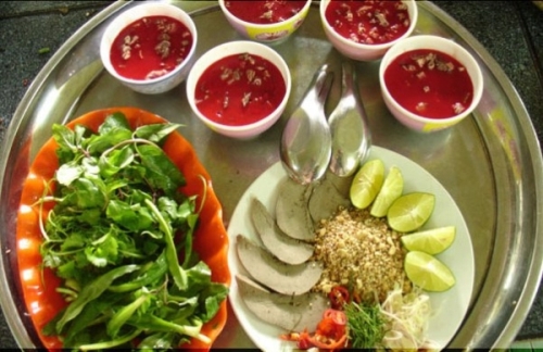 Tiết canh là món ăn được rất nhiều người Việt Nam ưa thích. Nhưng món khoái khẩu này cũng gây ra không ít vụ ngộ độc vì đây là môi trường thuận lợi cho nhiều mầm gây bệnh phát triển như giun, sán, vi khuẩn.