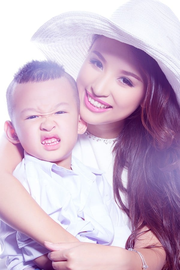 Vân Hugo là một trong những mẹ đơn thân có nụ cười mê hồn nhất trong làng showbiz Việt.