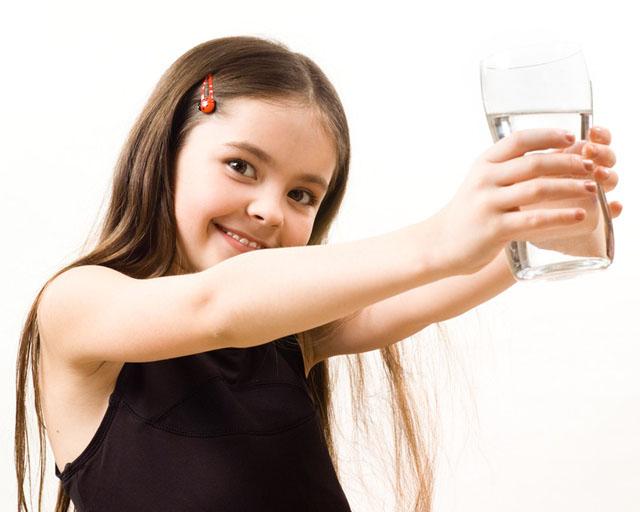 Các chuyên gia cũng cho rằng, uống ít nước cũng là nguyên nhân khiến hệ tiết niệu ít việc, lượng nước tiểu lưu cữu trở nên đậm đặc gây sỏi thận, sỏi tiết niệu.