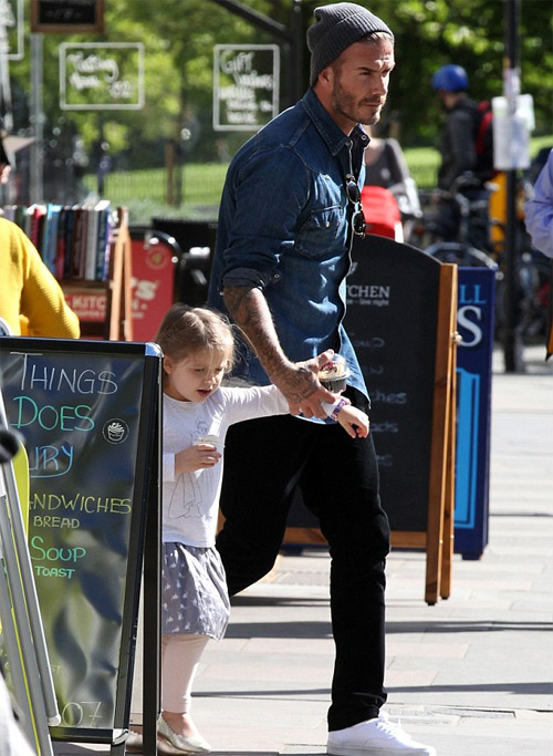Becks và bé Harper sải bước trong một ngày nắng nhẹ ở London. Cựu tiền vệ MU nổi tiếng chiều con, đặc biệt là với công chúa gần 4 tuổi. Hai bố con thường xuyên đi dạo phố với nhau và gây ấn tượng với những khoảnh khắc ngọt ngào, gắn bó.