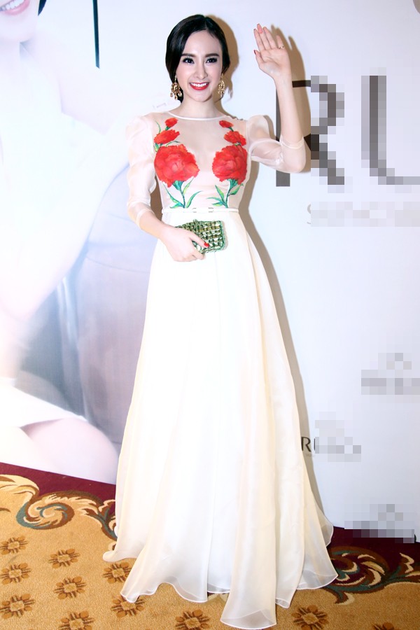Trong một sự kiện, với chiếc váy họa tiết hoa độc đáo của NTK Lê Thanh Hòa, Angela Phương Trinh đã khéo léo khoe vẻ đẹp cơ thể của mình.