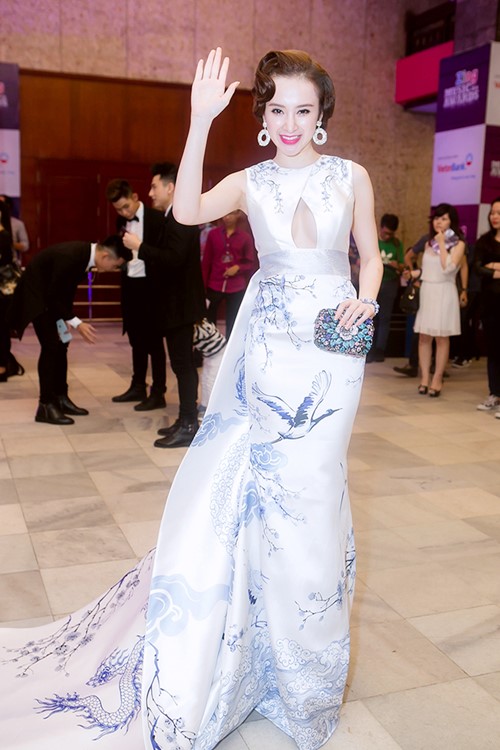 Bộ váy lấy cảm hứng từ chủ đề Tiên Hạc của NTK Lê Thanh Hòa cũng khiến người đẹp 9x trở thành tâm điểm trong một sự kiện tại TP.HCM.