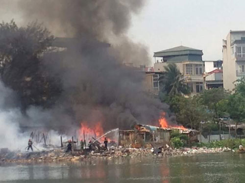 Vụ hỏa hoạn xảy ra vào khoảng 13h40 hôm 13/5, tại khu nhà tạm ven hồ Linh Quang (quận Đống Đa, Hà Nội) khiến nhiều ngôi nhà bị thiêu rụi hoàn toàn.