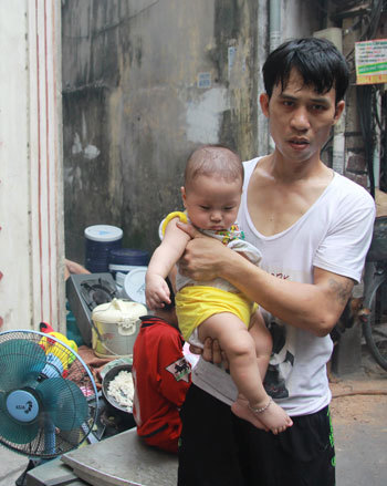 Anh Nguyễn Hoài Linh, làm nghề lái xe ôm chỉ kịp bế con chạy khỏi đám cháy. Anh cho biết, giấy tờ tùy thân cùng chiếc xe máy là phương tiện kiếm sống của cả gia đình đều mất hết trong vụ cháy.