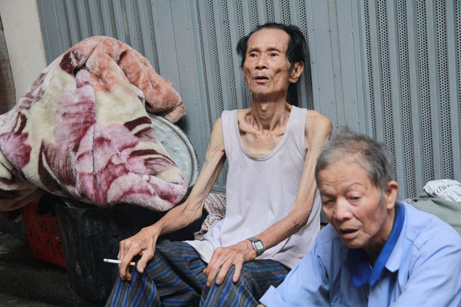 Cụ ông hơn 70 tuổi, sống một mình trong khu ổ chuột vẫn còn hoảng loạn sau khi chạy thoát khỏi ngọn lửa.
