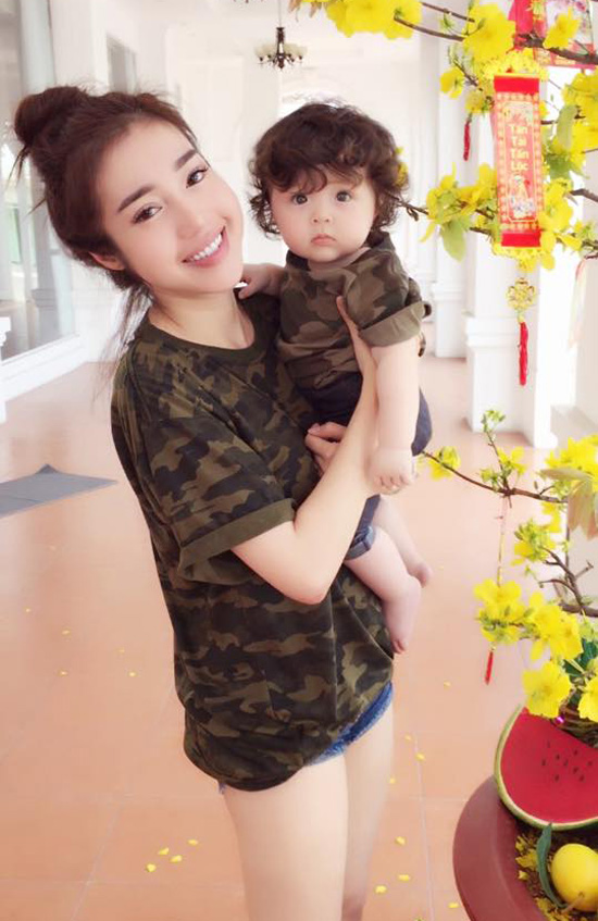 Elly Trần thường xuyên nở những nụ cười tỏa sáng bên con gái.
