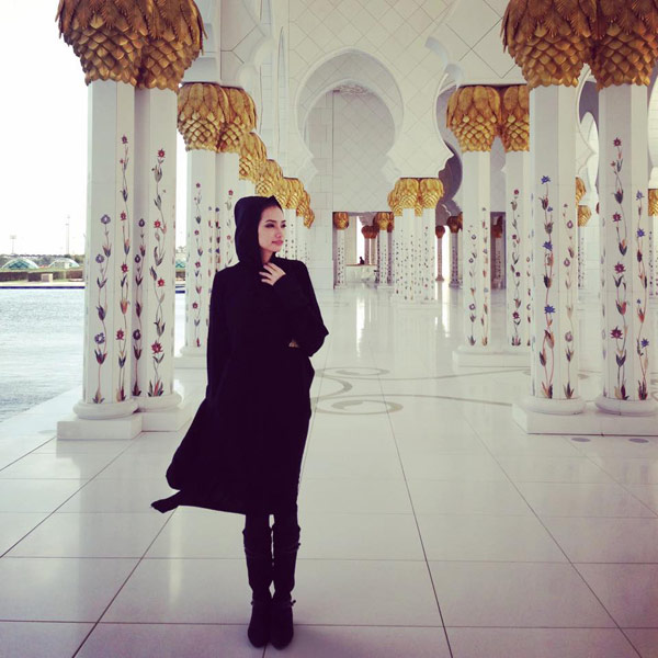 Trúc Diễm bí ẩn trong bộ trang phục đen kín mít khi tham quan Dubai: 'Mặc kín từ đầu đến chân nhưng vẫn phải đẹp'.