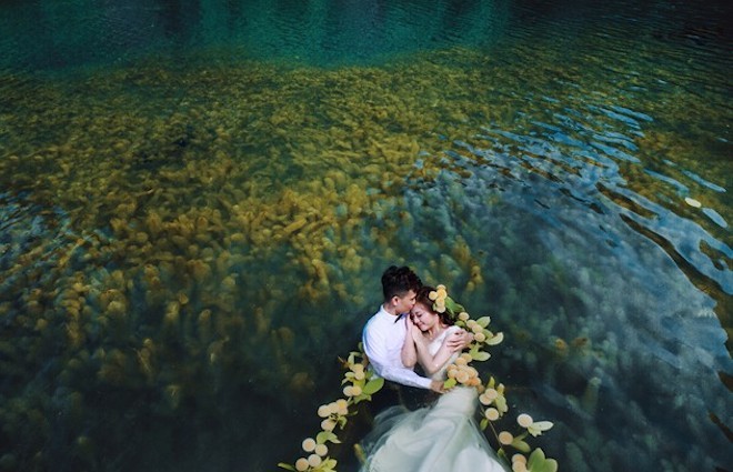 Bộ ảnh cưới dưới nước ấn tượng của cặp đôi Hà thành Nguyễn Hải (SN 1985) và Hải Anh (SN 1991) được nhiếp ảnh gia Hai Lecao thực hiện tại khu du lịch Tràng An (Ninh Bình).