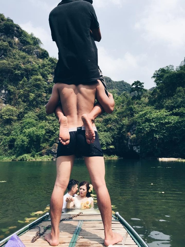 Dưới thời tiết nắng nóng 40 độ, cặp đôi Hà Thành cùng toàn bộ ê-kíp thực hiện phải ngâm mình dưới nước trong nhiều giờ đồng hồ để có được những bức hình ưng ý nhất.