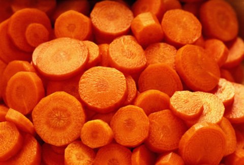 Nếu cảm thấy nhai cà rốt tươi trong văn phòng không lịch sự, bạn có thể cắt thành từng miếng nhỏ và dùng tăm để ghim khi ăn.