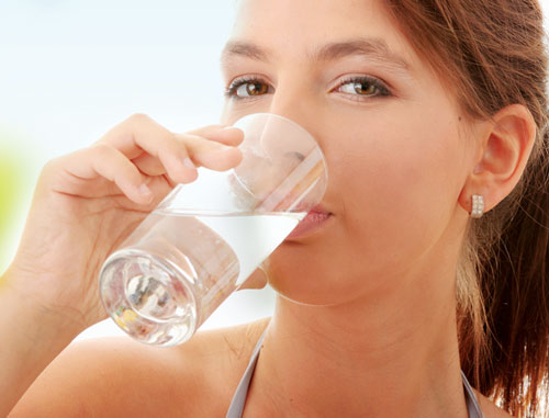 Uống đầy đủ nước cũng là một trong những biện pháp vô cùng hiệu quả để đẩy lùi căn bệnh trĩ mà dân văn phòng thường mắc phải.