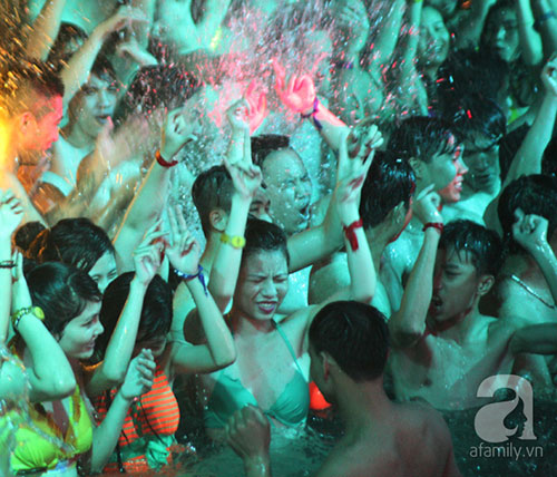 Nhạc DJ kết hợp với hệ thống đèn nháy khiến không khí buổi tiệc trở nên hấp dẫn.