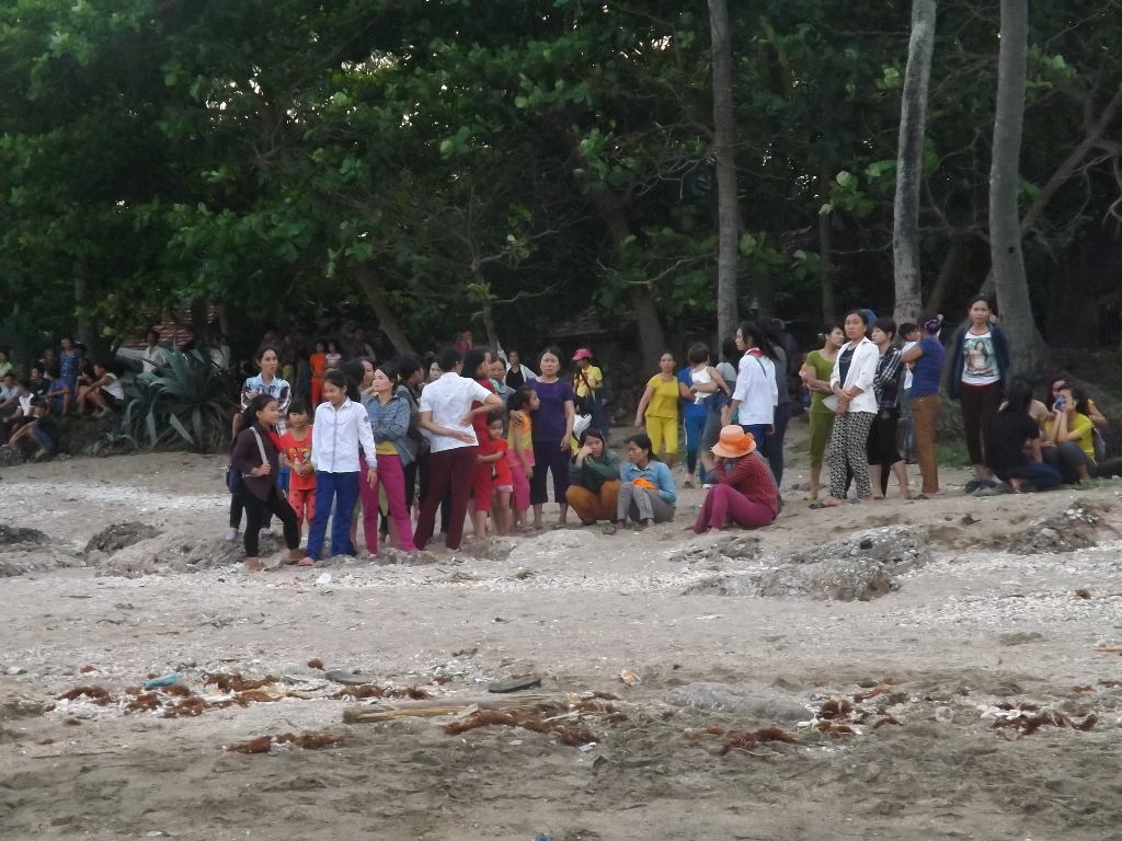 Nghệ An: Tìm thấy thi thể 3 học sinh bị sóng biển cuốn mất tích