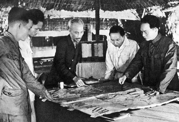 Tại căn cứ Việt Bắc, Người và các đồng chí lãnh đạo Đảng đã quyết định mở chiến dịch Điện Biên Phủ vào cuối năm 1953.