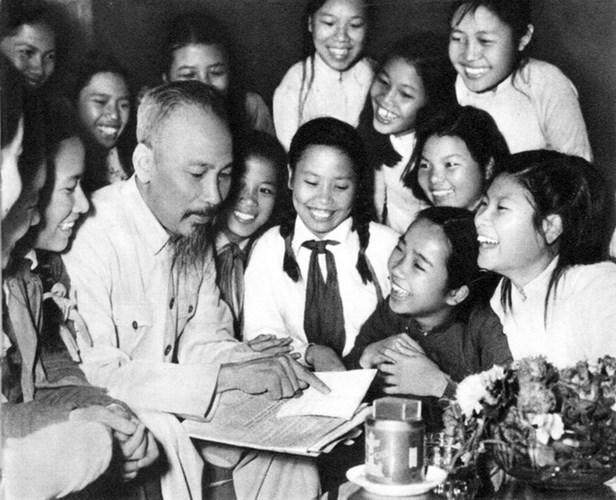 Đại biểu học sinh trường trung học Trưng Vương (Hà Nội) đến chúc thọ Bác Hồ vào tháng 5/1956.