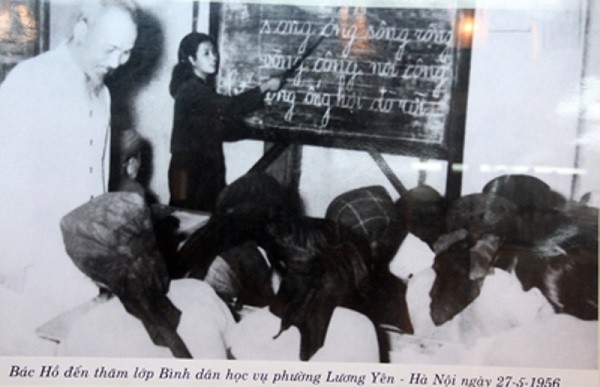 Bức ảnh Bác Hồ đến thăm lớp Bình dân học vụ phường Lương Yên (Hà Nội) năm 1956.
