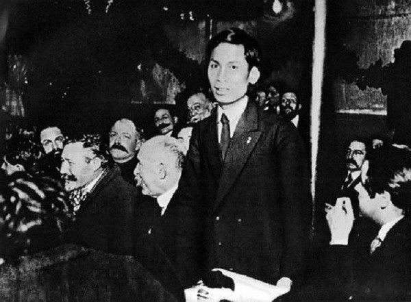 Tại Đại hội toàn quốc Đảng Xã hội Pháp ở thành phố Tua (nước Pháp) tháng 12 năm 1920, đồng chí Nguyễn Ái Quốc trở thành một trong những người sáng lập Đảng Cộng sản Pháp.