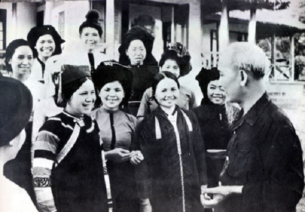 Đại biểu phụ nữ các dân tộc Tây Bắc vô cùng vui sướng khi được gặp Bác Hồ năm 1959.