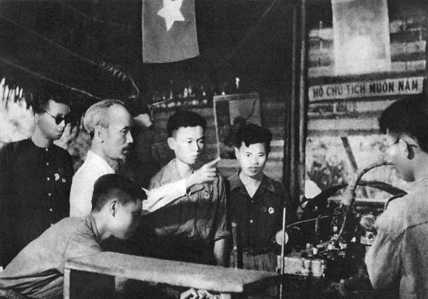 Hình ảnh Bác thăm một xưởng công binh tại căn cứ Việt Bắc trong những năm kháng chiến chống thực dân Pháp.