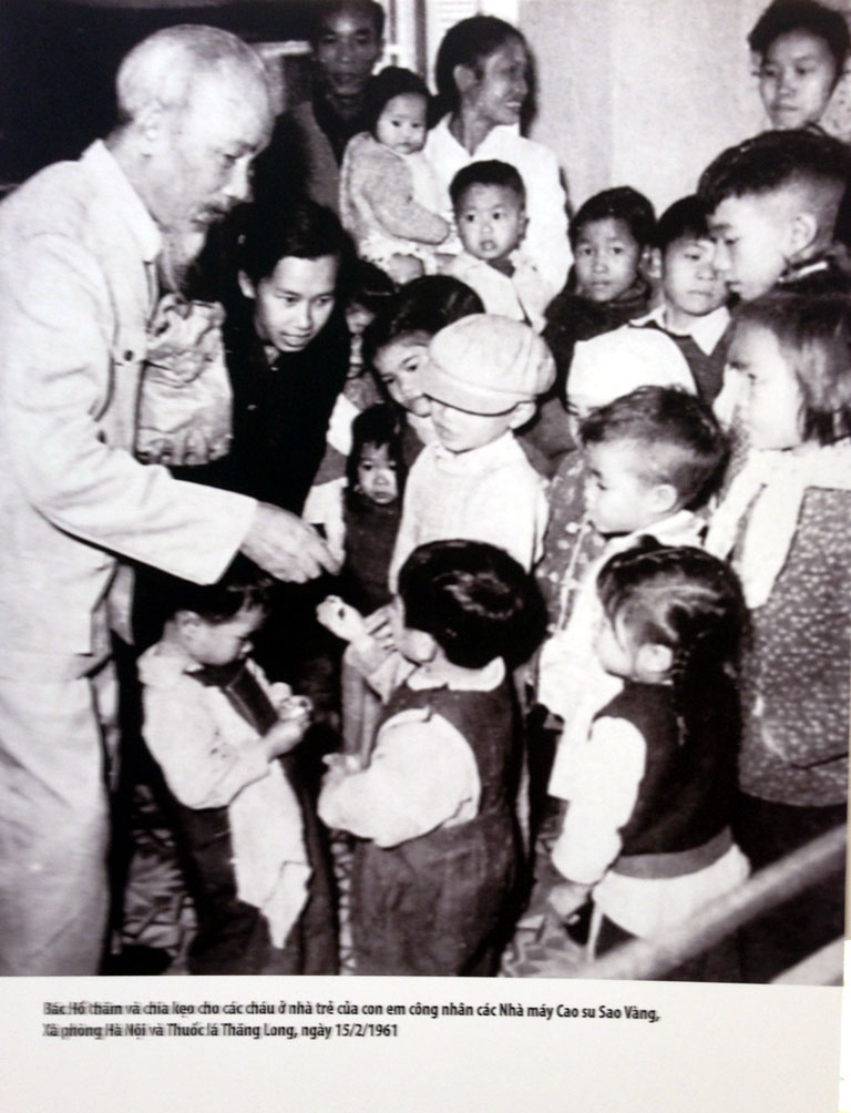 Bác Hồ đến thăm và chia kẹo cho các cháu ở nhà trẻ của con em công nhân các Nhà máy Cao su Sao Vàng, Xà phòng Hà Nội và Thuốc lá Thăng Long, ngày 15/2/1961.
