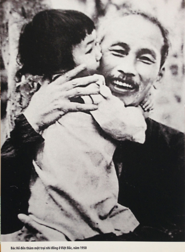 Bác Hồ đến thăm một trại nhi đồng ở Việt Bắc, năm 1950.