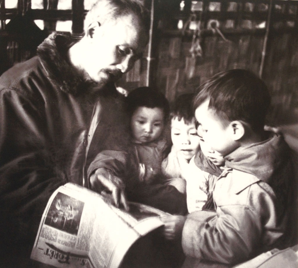 Bác Hồ đọc báo cho các cháu nghe tại trại nhi đồng ở Việt Bắc, năm 1950.