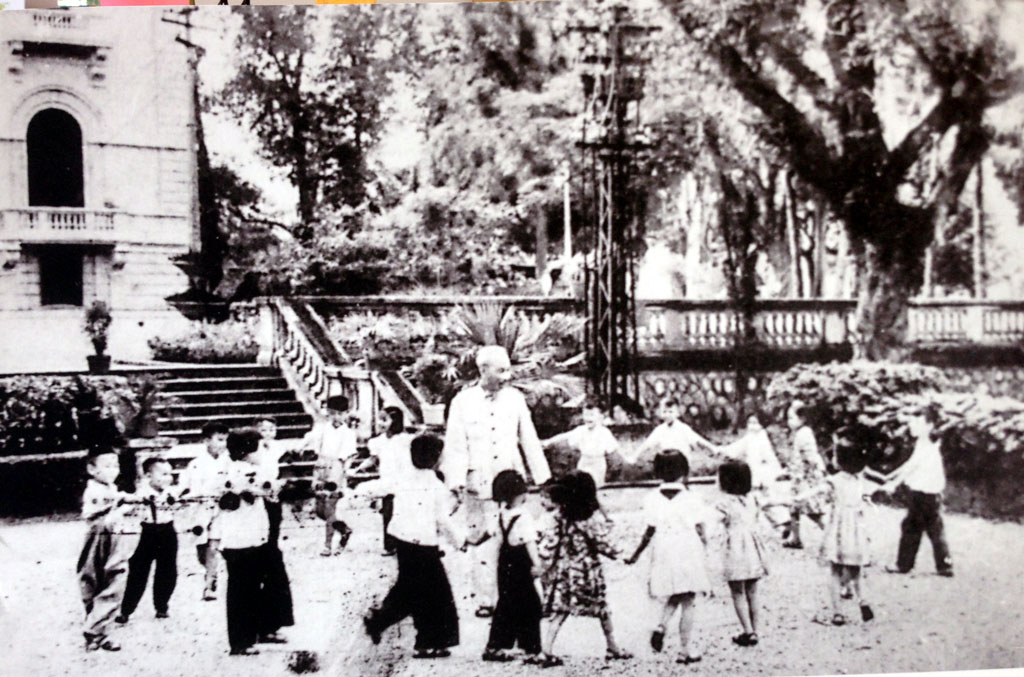Nhân dịp Tết Nguyên đán đầu tiên sau hòa bình, các cháu thiếu nhi Thủ đô đến chúc Tết Bác Hồ tại Phủ Chủ tịch và múa hát quanh Bác, Hà Nội ngày 9/2/1955.