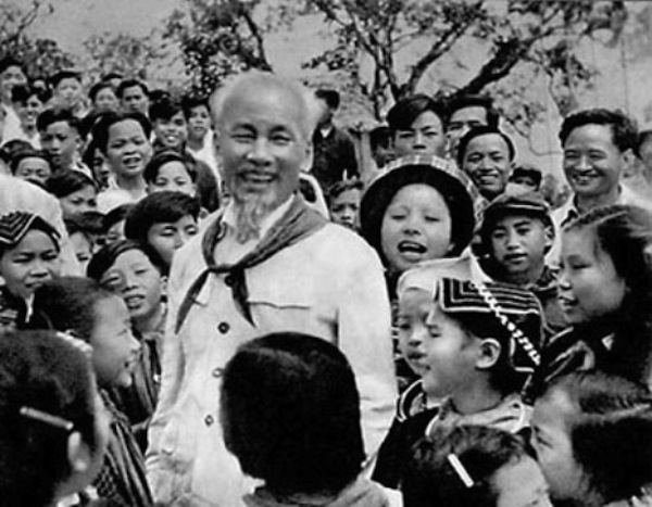 Bác Hồ với các em thiếu nhi vùng cao Việt Bắc năm 1960.