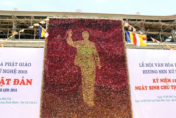 Bức tranh độc đáo này hiện đang được đặt tại chùa Đại Tuệ, thuộc xã Nam Anh, huyện Nam Đàn (Nghệ An) kể từ ngày17/5 vừa qua trong dịp kỷ niệm 125 năm ngày sinh Chủ tịch Hồ Chí Minh.