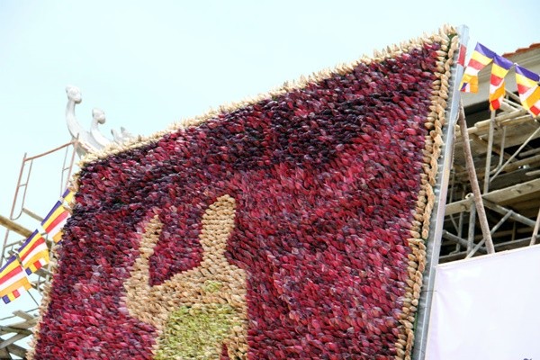 Cũng trong hôm 17/5, tổ chức Liên minh Kỉ lục thế giới đã trao chứng nhận kỉ lục “Bức tranh Chủ tịch Hồ Chí Minh bằng hoa sen lớn nhất thế giới” cho tác phẩm này.