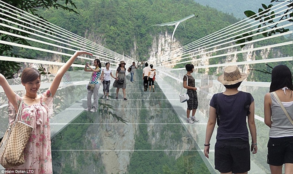 Cây cầu đáy kính dài nhất và cao nhất thế giới ở Trung Quốc dự kiến sẽ khai trương vào tháng 7 tới.
